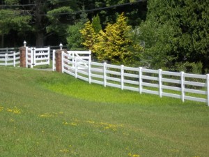 post and rail vinyl fence with 4 rails